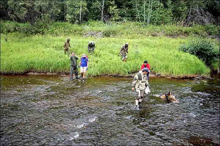 Rescuers searching for the missing child. Image via Sakha Republic Rescue Service.-